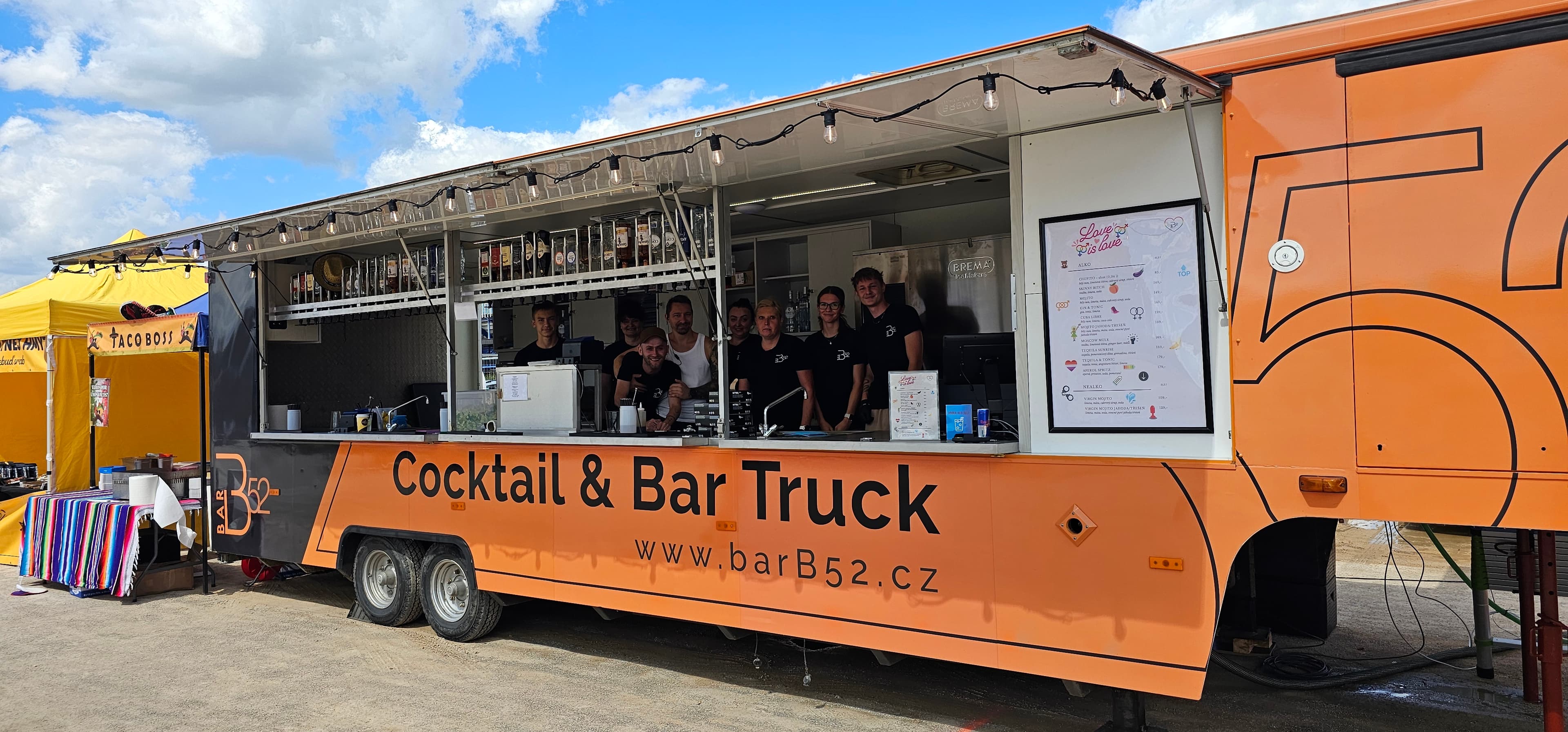 Oranžový Cocktail Truck Bar B52 v plném provozu